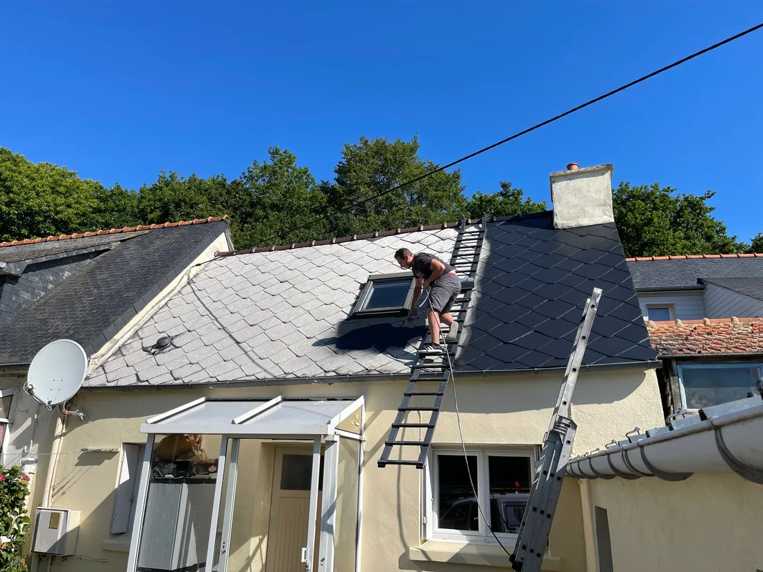 Rénovation de toiture avec échafaudage pour travailler en sécurité
