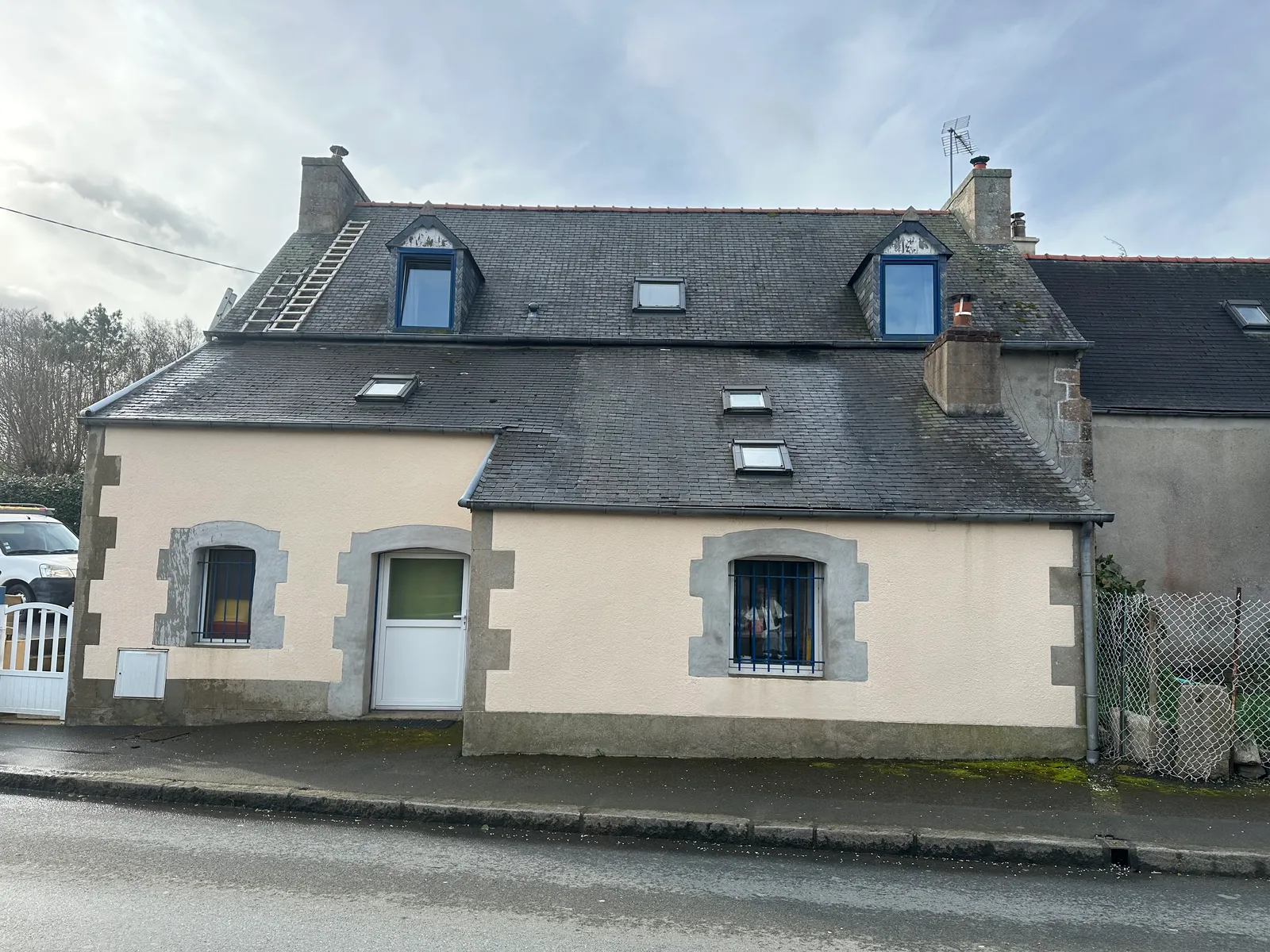 Maison avant la reprise de sa couverture en ardoise