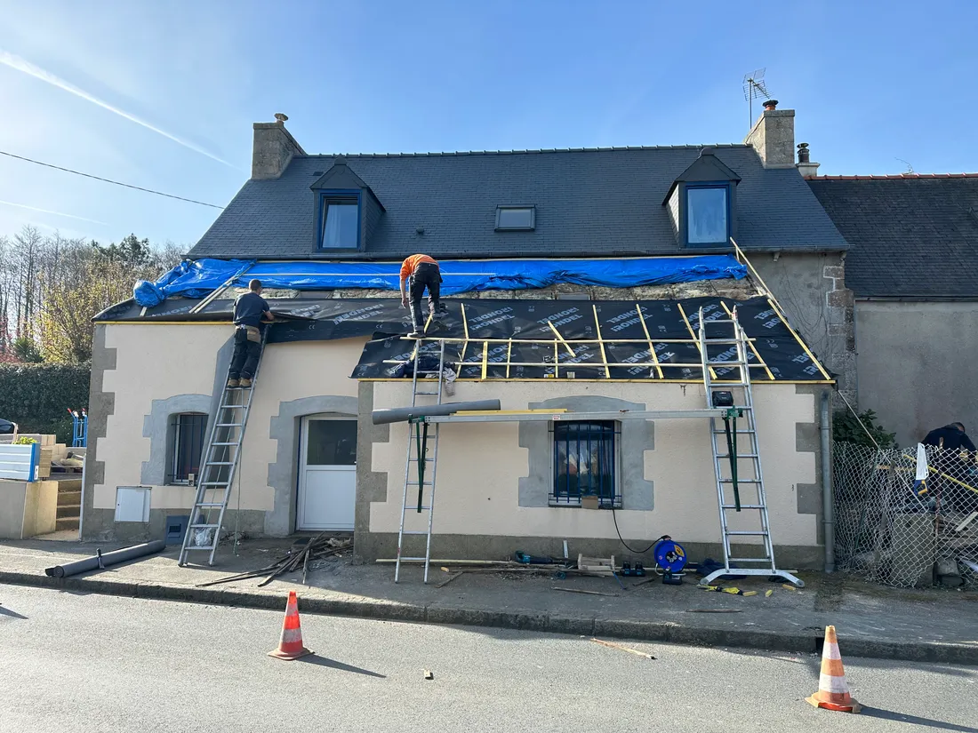Maison avec échafaudage et couverture en cours de travaux