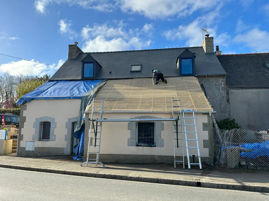 Détail technique montrant la fixation d'une toiture et l'importance de l'inspection visuelle