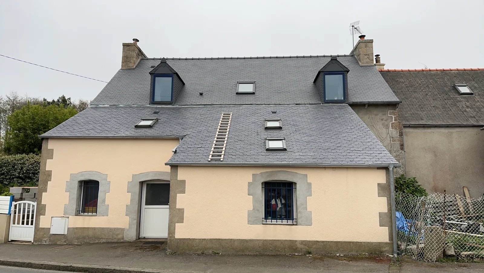 La même maison après la reprise de sa couverture en ardoise