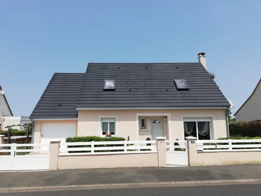 Vue rapprochée d'une toiture en ardoise entièrement terminée avec faitage traditionnel